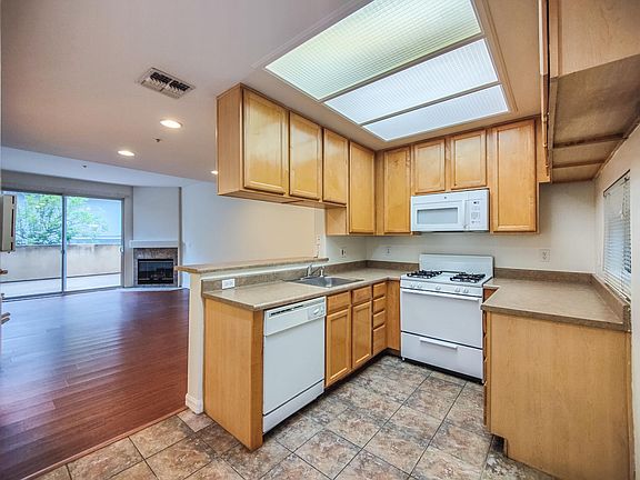 3rd image of 4547 Murietta Ave APT 10