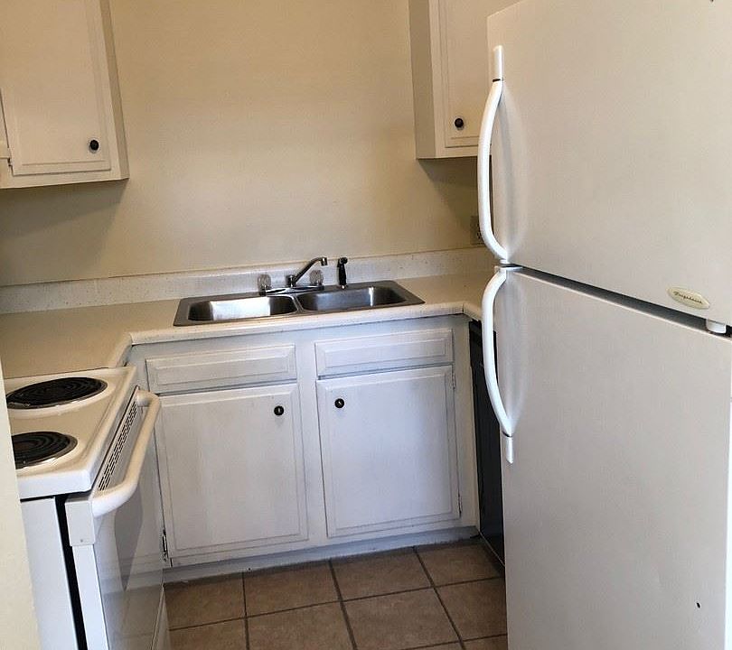 1st image of 695 Lynn St APT 3