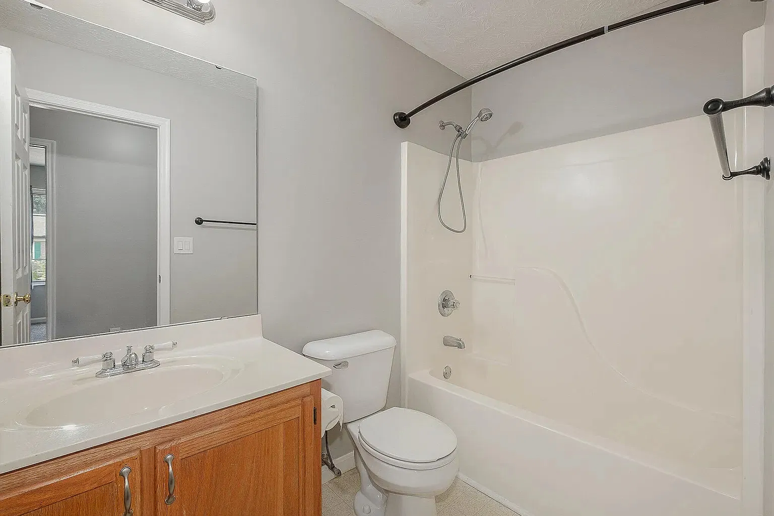 3 bed, 1274 sqft, $2,090 — Photo 1