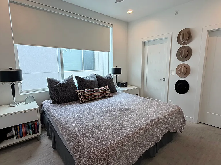 Primary bedroom with en-suite bathroom and walk-in closet