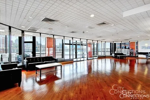 Rented by City Connections Realty | media 6