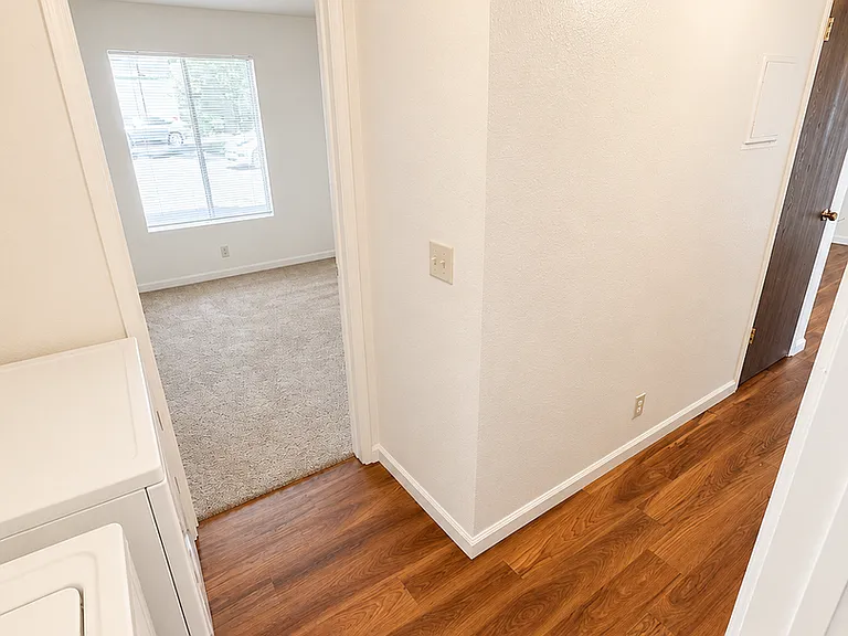 831 W 5th St — Photo 16