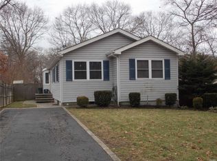 20 Sterling Ave, Patchogue, NY 11772