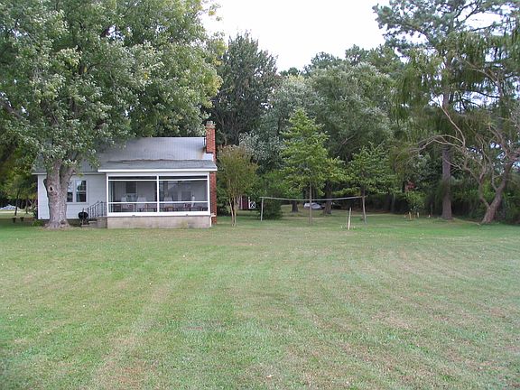  Screened porch facing wate