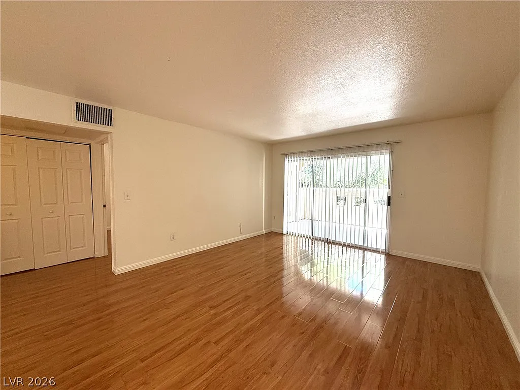 1 bed, 1.0 bath, 707 sqft, $1,240 — Photo 2