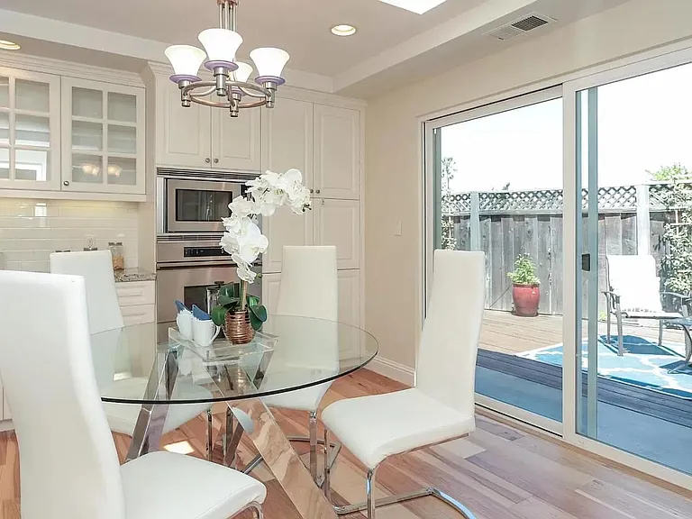 1127 Blythe St — Photo 6