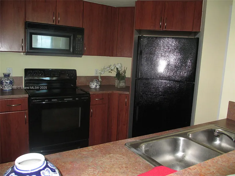 9201 Collins Ave #1021 — Photo 6