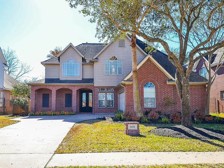5835 Stratford Gardens Dr — Photo 1