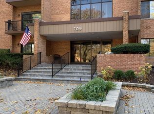 709 79th St APT 104, Darien, IL 60561