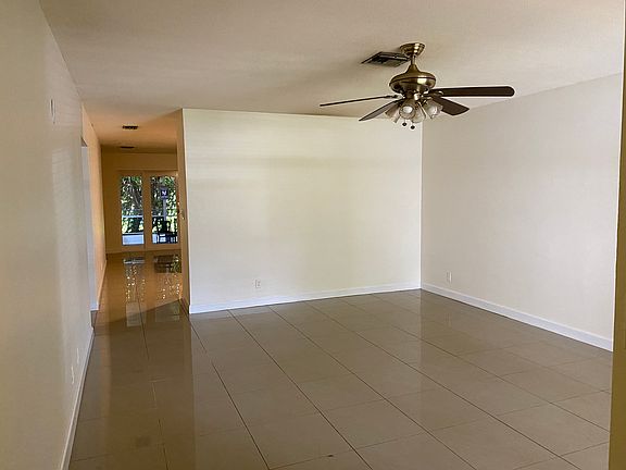4th image of 11101 NW 39th St