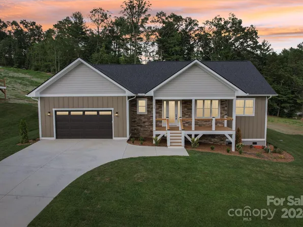 38 Maple Knoll Dr, Hendersonville, NC 28792