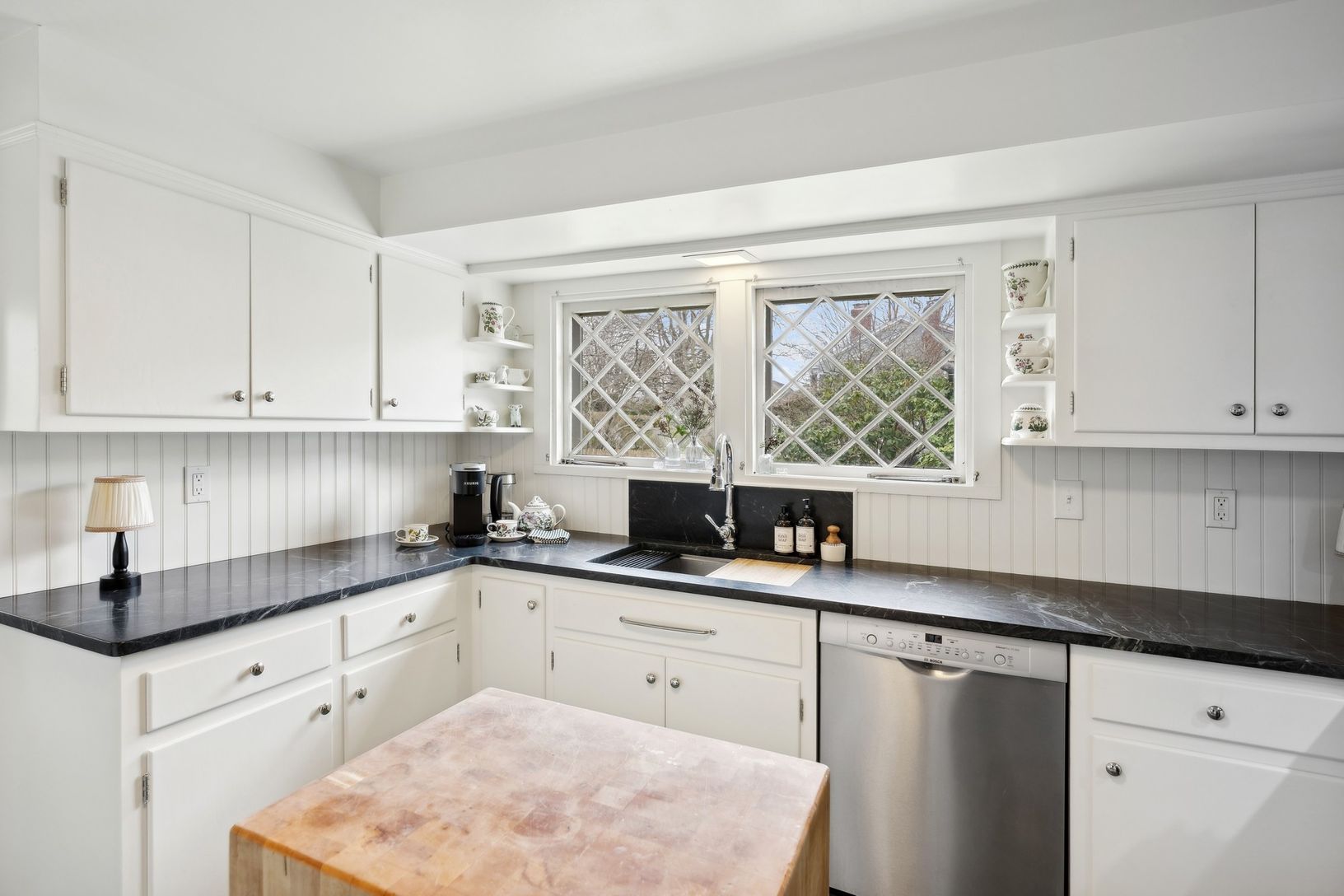  KITCHEN WORK SPACE & BUTCHERBLOCK