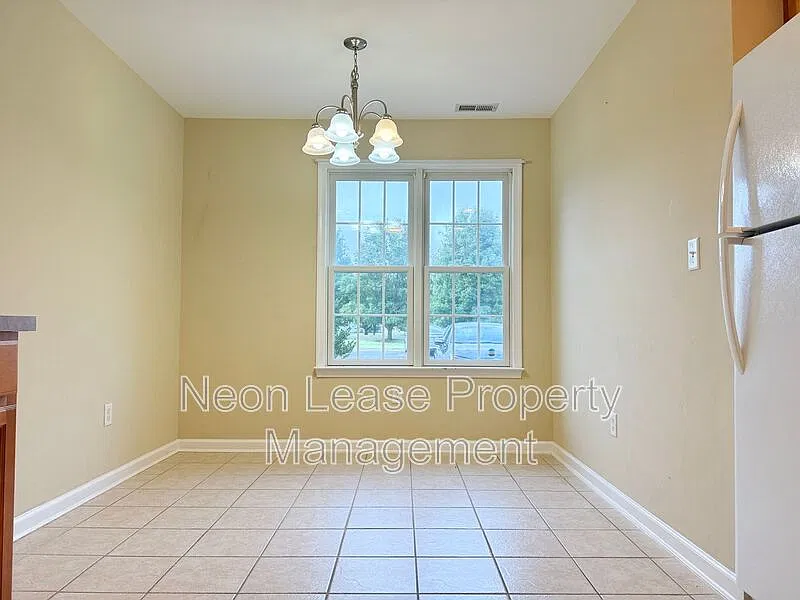 3 bed, 2.5 bath, 1540 sqft, $1,795 — Photo 3