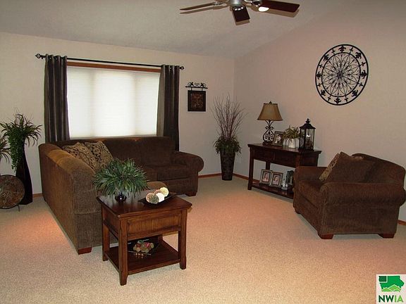3rd image of 713 Prairie Ln