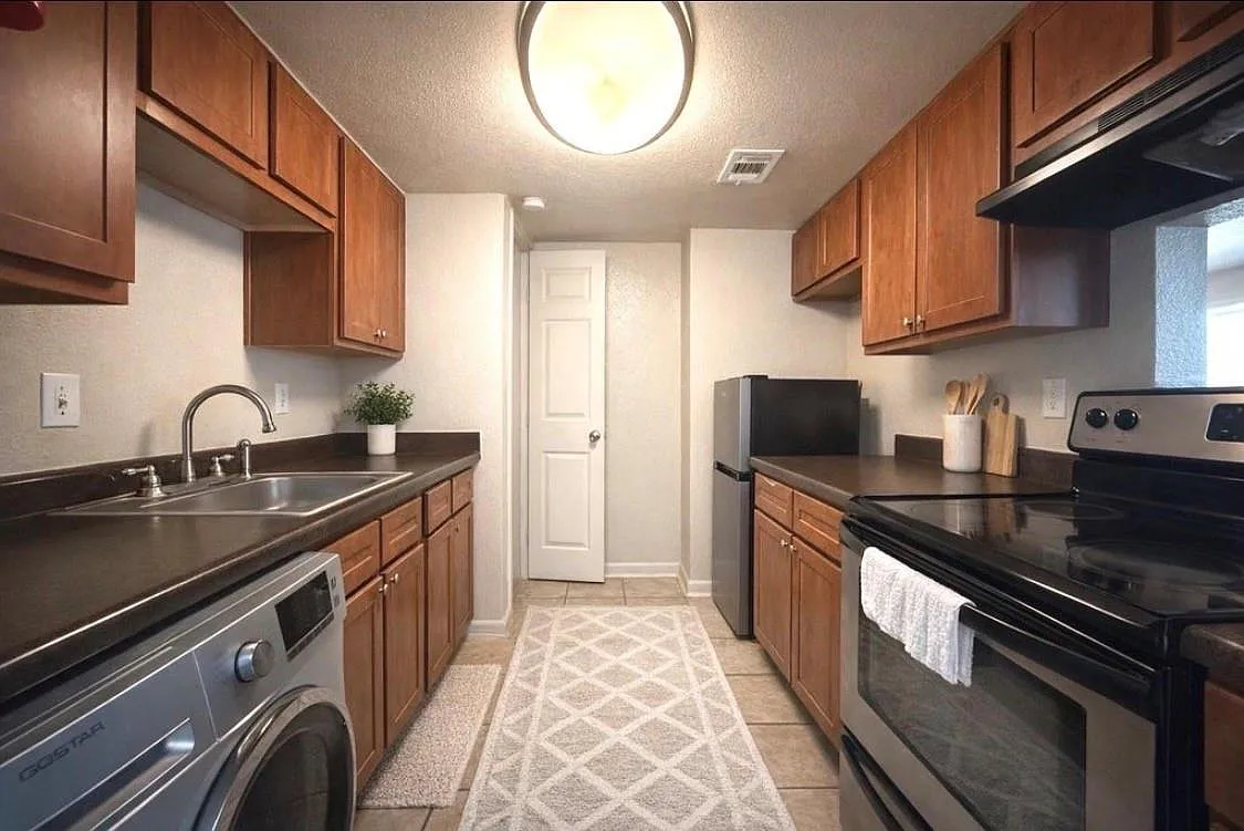 2 bed, 2.0 bath, 807 sqft, $1,100 — Photo 2