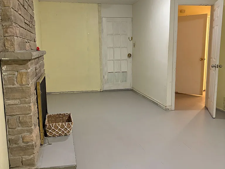 299 Goldenwood Rd #LOWER — Photo 4