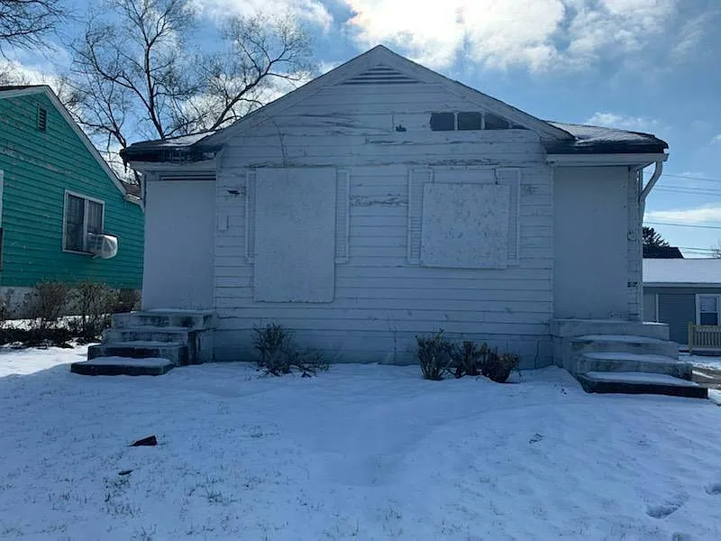 2011 E 38th St photo 1