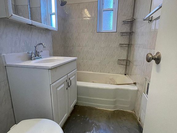 5th image of 36 Hamilton Ave APT 4B
