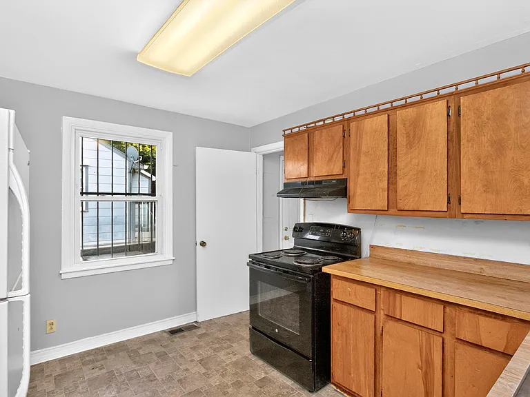 2423 Underwood St — Photo 10