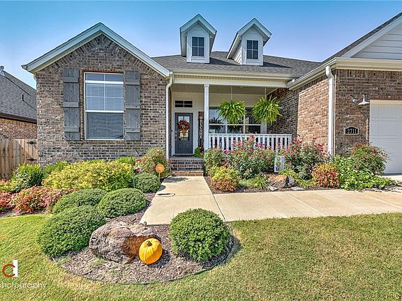 3rd image of 2711 N Chapel Dr