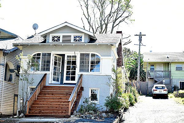 1st image of 827 Carolina St
