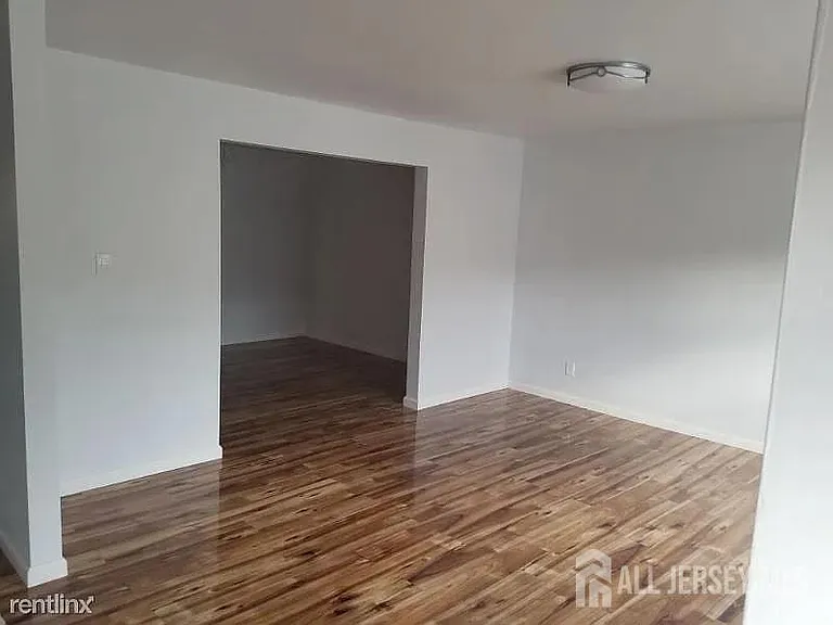 804 Maple Hill Dr — Photo 3