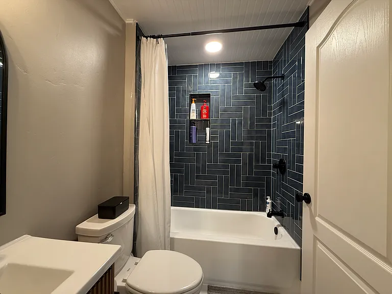 Full bath near the two bedrooms.