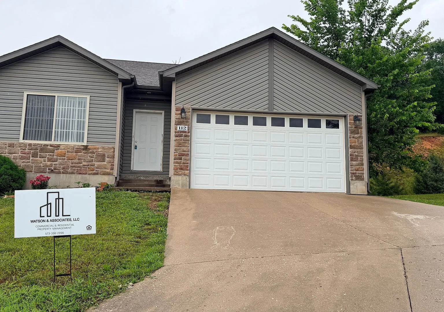 3 bed 2 bath home with Fenced in backyard! — Photo 1