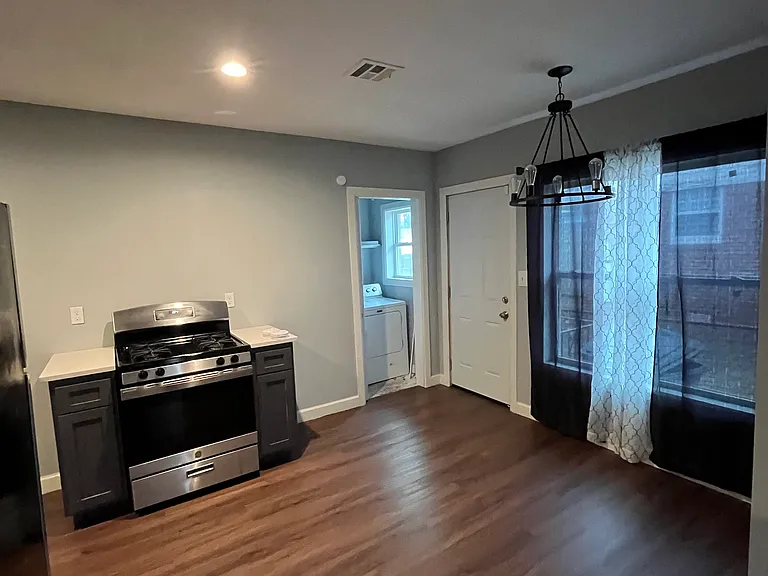1141 N Harvard Ave — Photo 4