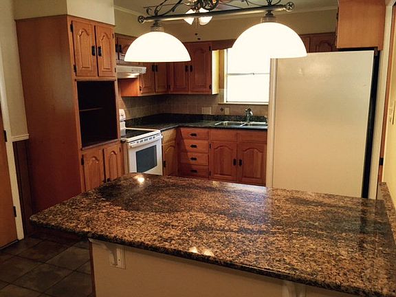 4th image of 1013 Barbara Ann St