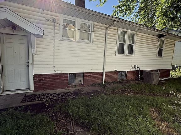 3rd image of 1337 N Maple Ave