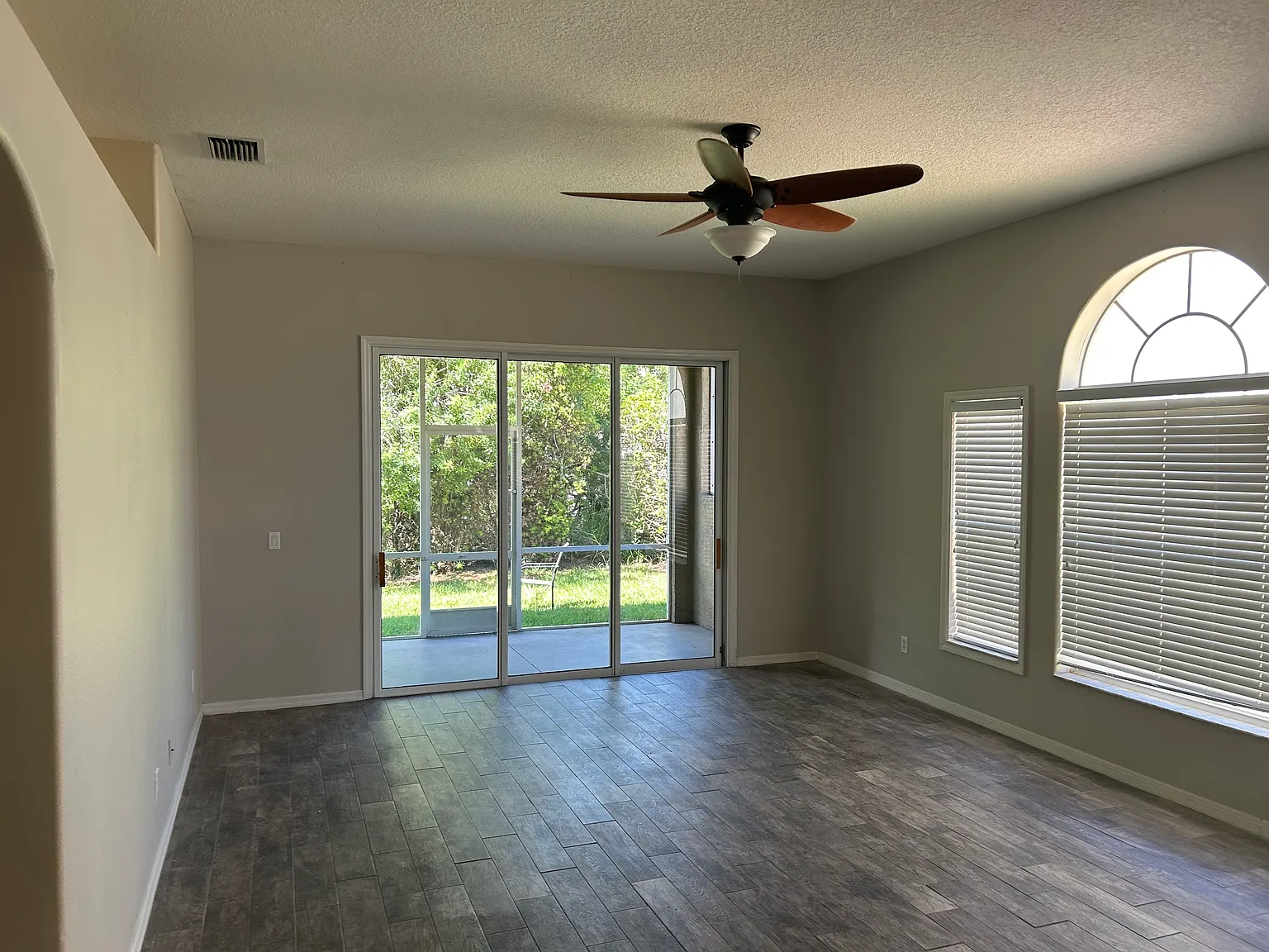 4 bed, 2417 sqft, $2,500 — Photo 4