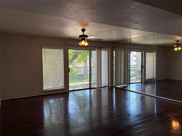 2822 S Bartell Dr APT 22, Houston, TX 77054