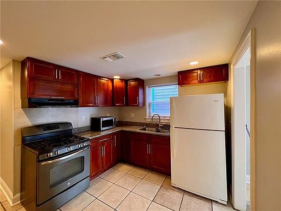 3rd image of 2313 Laharpe St