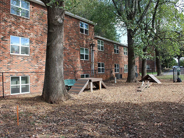 Windsor Court Apartments — Photo 6
