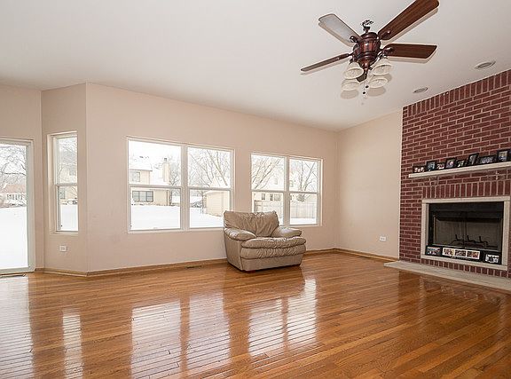 3rd image of 940 Belle Plaine Ave