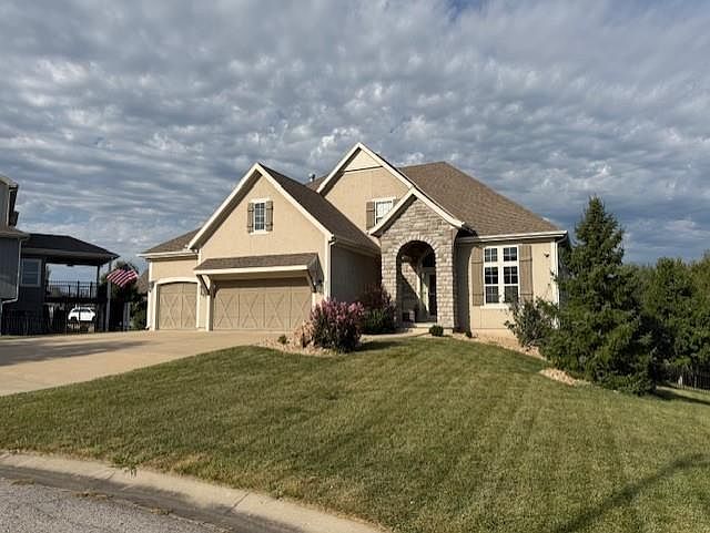 1st image of 221 SW Roosevelt Rdg