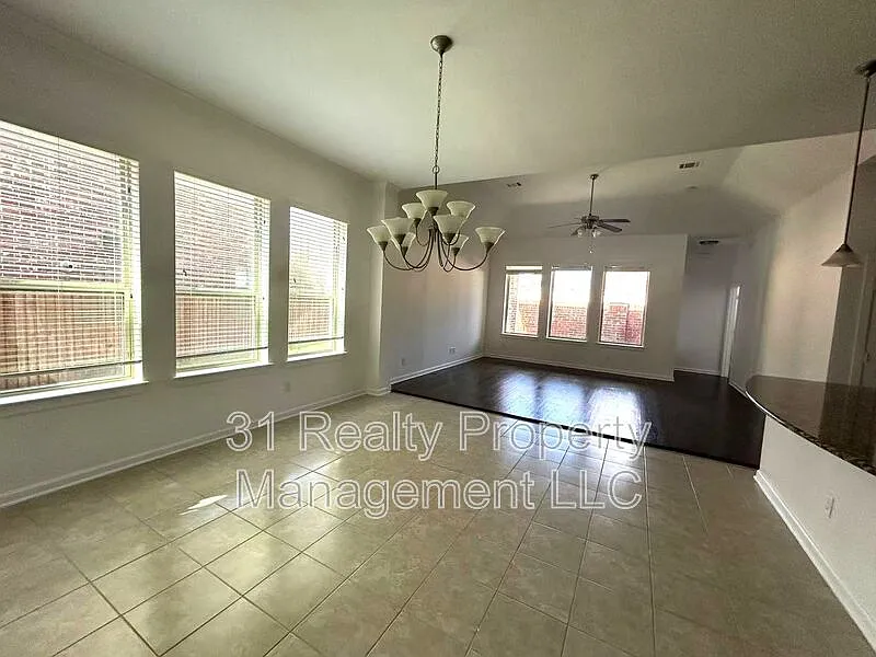 6 bed, 4.0 bath, 3300 sqft, $3,995 — Photo 3