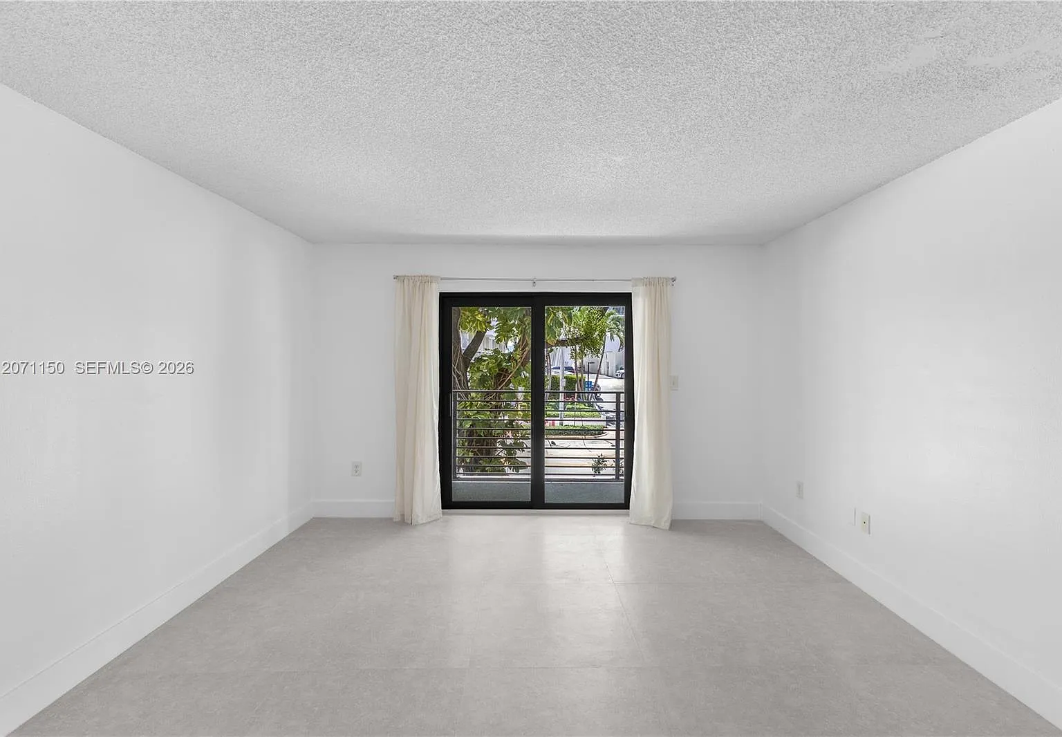 Royal West Condo — Photo 4