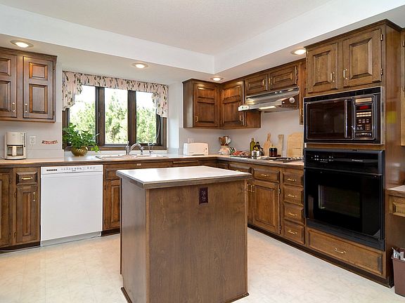 Light & Bright Large Kitchen