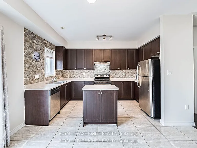 37 Aspen Hills Rd — Photo 7