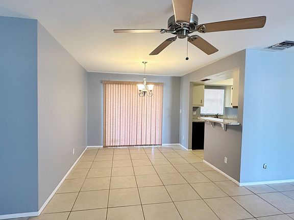 4th image of 428 SW 38th Ter