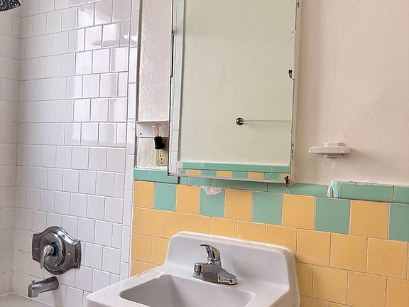3rd image of 418 N Hayworth Ave APT 1
