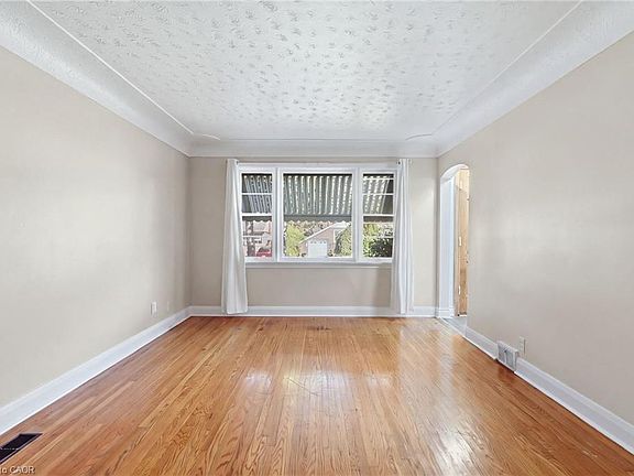 4th image of 7 Sheldon St