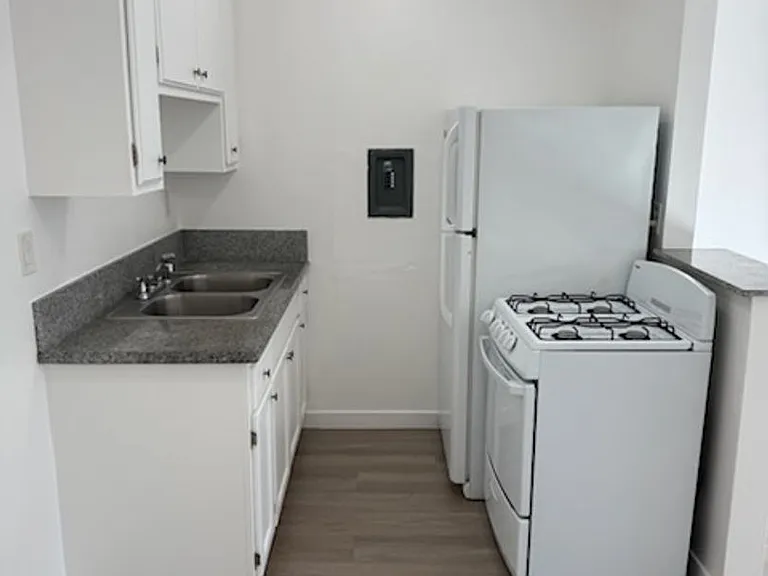 1310 E Venice Blvd — Photo 3