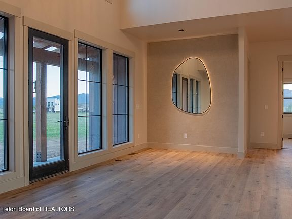 5th image of 758 Peak View Estates Rd