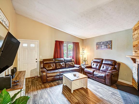 4th image of 2427 Fernwood Ave