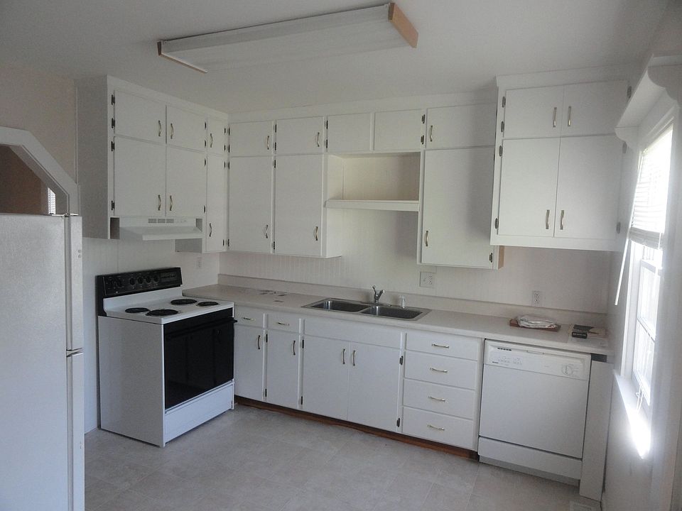 Clean Kitchen w/ Dishwasher