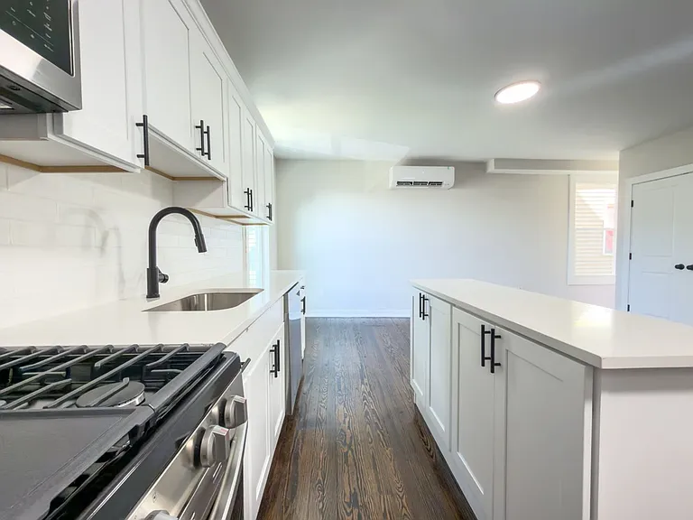 560 Howard Ave — Photo 32