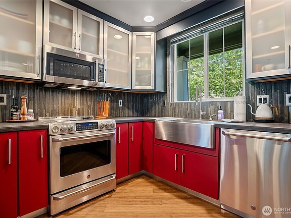 4th image of 4691 Wade Street #4